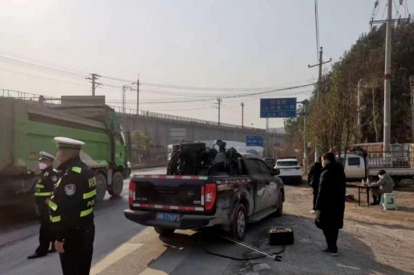 懷化市生態(tài)環(huán)境局市交警支隊聯(lián)合集中整治“冒黑煙”車輛