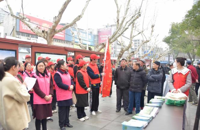 這些法，你需要知道！爭(zhēng)做文明先行者，共創(chuàng)九江文明城——九江市生態(tài)環(huán)境局聯(lián)合市婦聯(lián)、巾幗志愿者協(xié)會(huì)結(jié)合創(chuàng)文開展普法宣傳